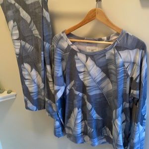 Cute blue palm leaf sweat outfit only wore once